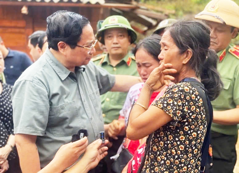 Thủ tướng Phạm Minh Chính thăm hỏi, động viên người dân chịu ảnh hưởng, thiệt hại nặng nề do mưa lũ, sạt lở đất - Ảnh: VGP/Nhật Bắc
