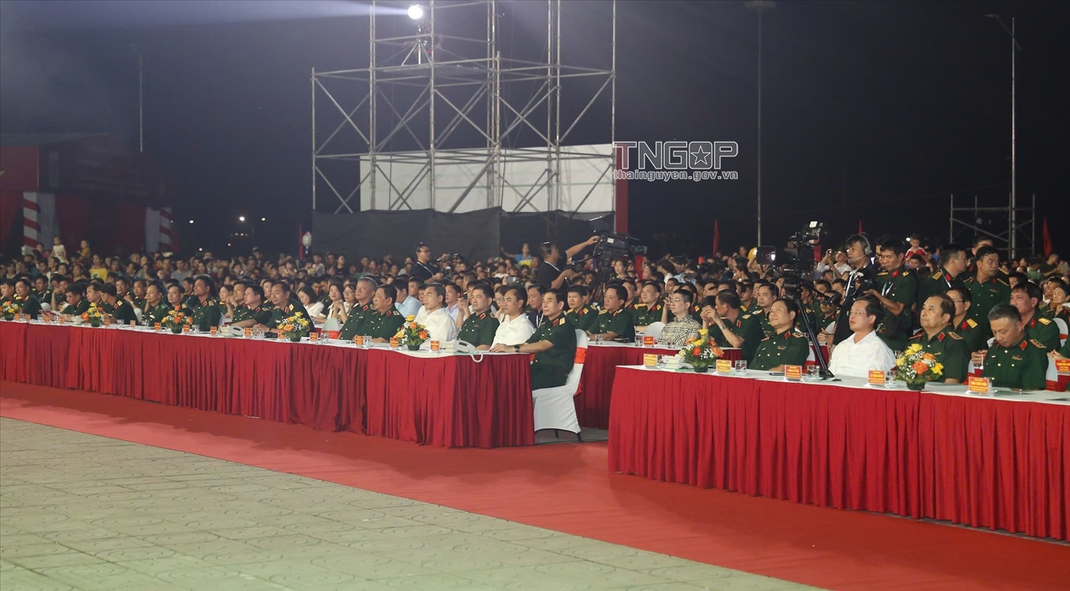 Đại tướng Phan Văn Giang, Ủy viên Bộ Chính trị, Phó Bí thư Quân ủy Trung ương, Bộ trưởng Bộ Quốc phòng (hàng đầu, ngoài cùng bên phải) cùng các đại biểu,cán bộ, chiến sĩ và Nhân dân địa phương tham dự và theo dõi Chương trình. Ảnh:ITN