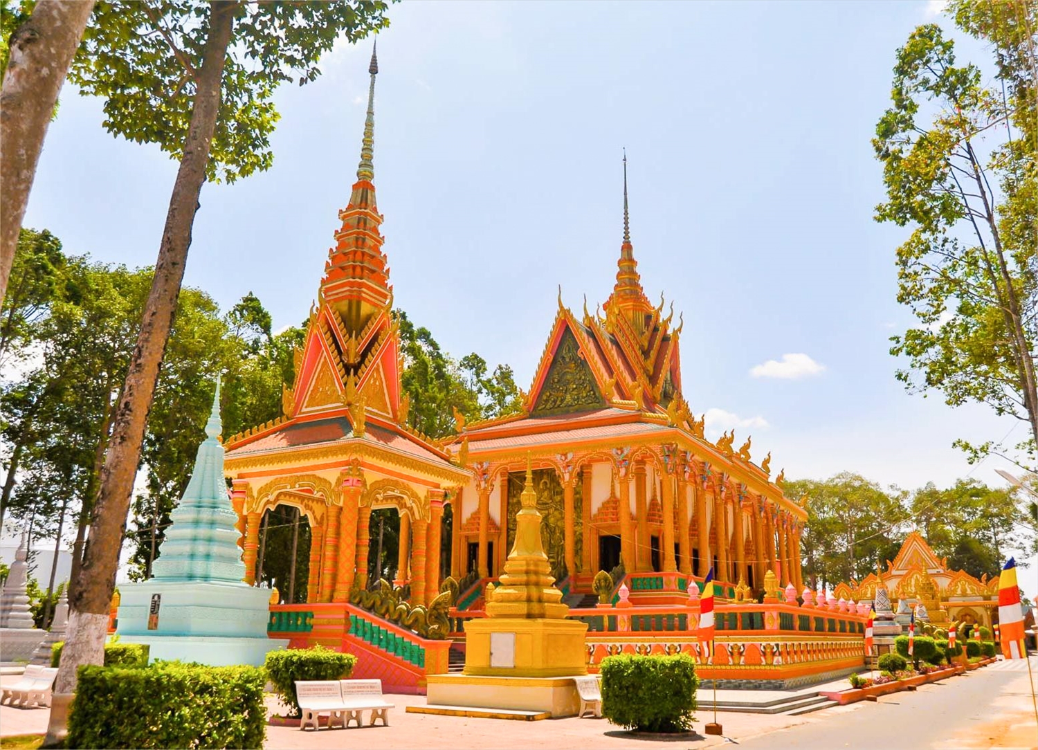 Tòa chánh điện của chùa Chrôi Tưm Chắs được xây dựng từ hơn trăm năm trước và được trang hoàng rực rỡ.
