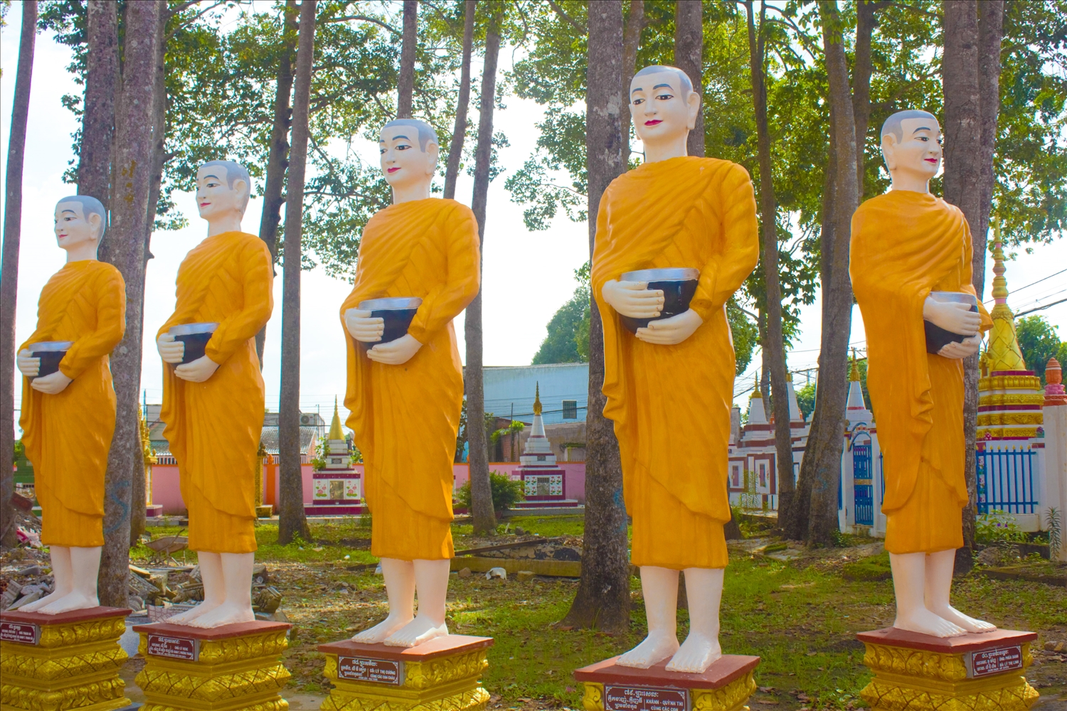 Hàng bức tượng khắc họa hình ảnh các vị sư đi khất thực - một hình ảnh đẹp của Phật giáo Nam tông Khmer