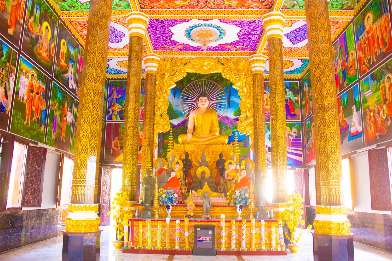 ‘Đồng bào Khmer có nền văn hóa phong phú. Về tín ngưỡng, bà con chủ yếu theo Phật giáo Nam tông. Vì thế, ở đâu có đông đồng bào Khmer sinh sống thì ở đó có chùa để bà con thuận tiện hành lễ. Ngoài là nơi sinh hoạt tôn giáo, tín ngưỡng, chùa Khmer còn là địa điểm giao lưu, bảo tồn văn hóa truyền thống’, Đại đức Thạch Bênh cho hay.