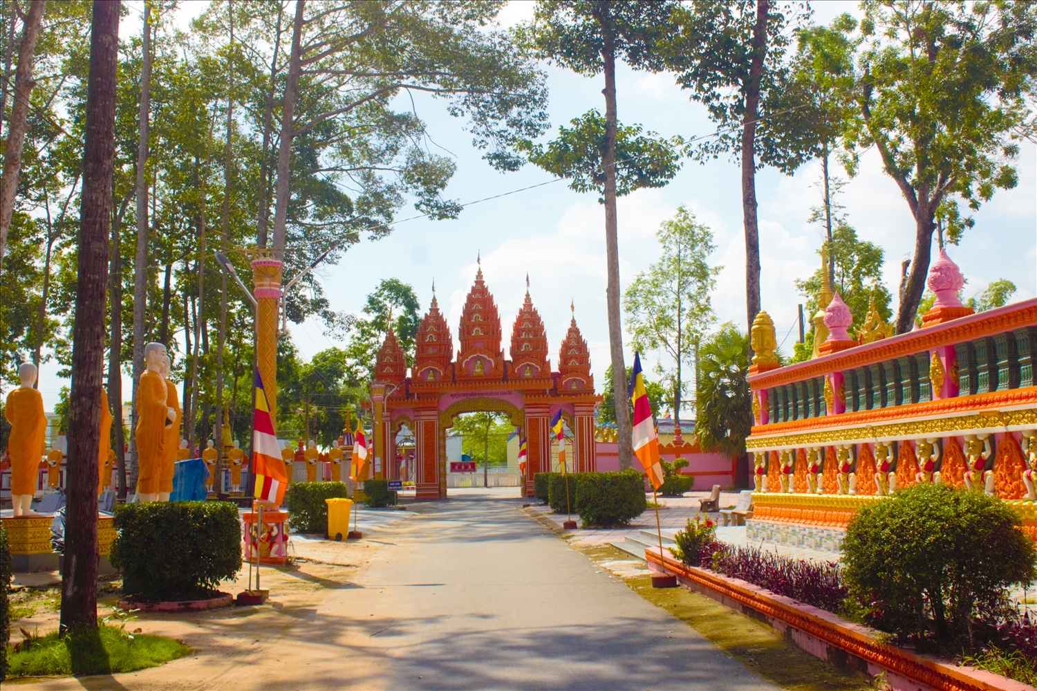 Đại đức Thạch Bênh, trụ trì chùa Chrôi Tưm Chắs, cho biết: Chùa Chrôi Tưm Chắs được xây dựng trên khuôn viên rộng lớn. Tên chùa có nghĩa là hai đường thẳng song song, biểu trưng cho đạo và đời, hoặc mặt trời đồng hành cùng mặt trăng.
