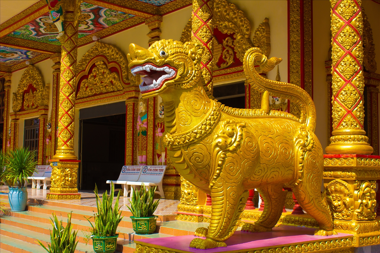 Phía ngoài, đặt hai bên được đặt hai tượng sư tử Rêachsei đầy oai vệ, như bảo vệ sự thanh tịnh nơi cửa Phật.