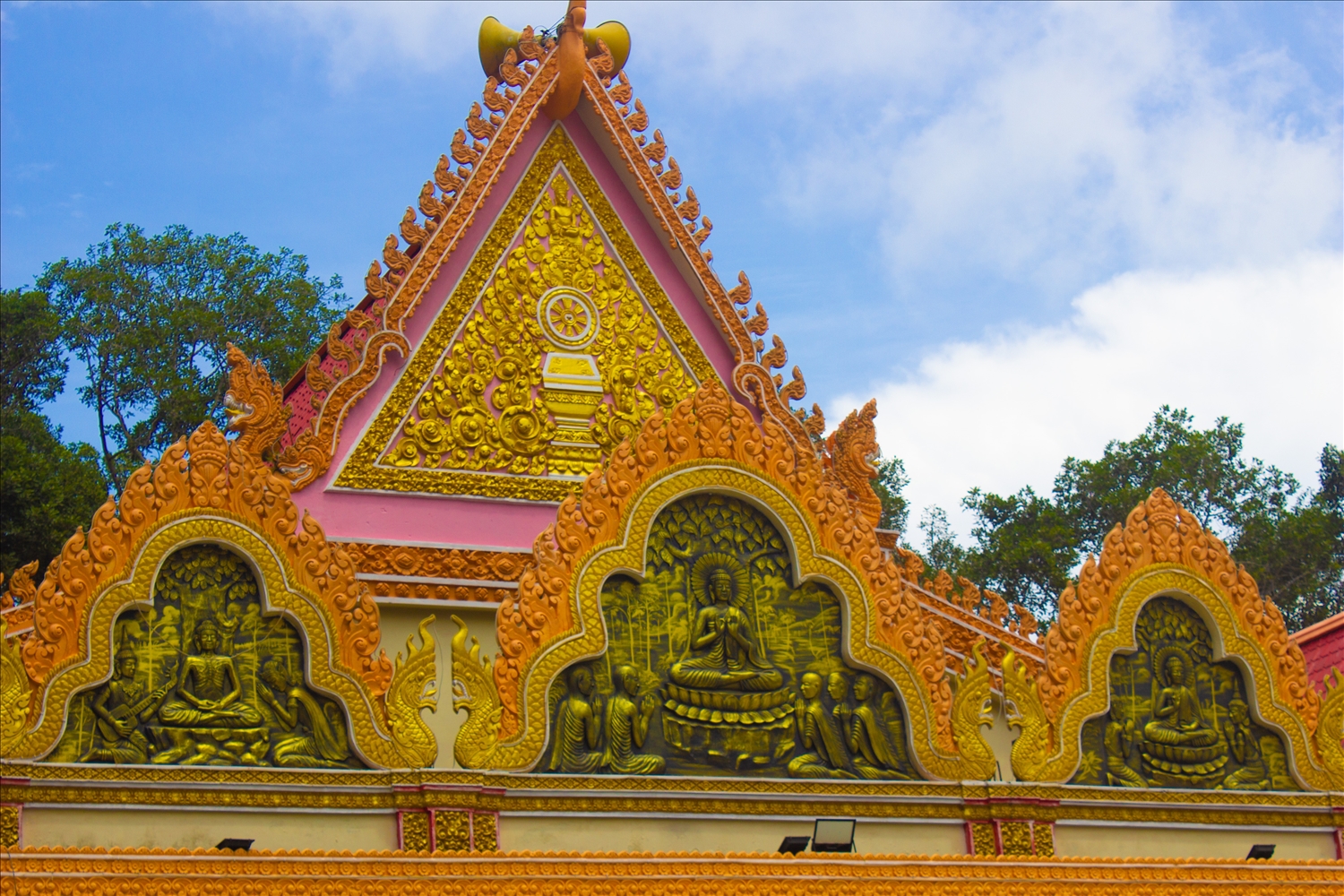Dày đặc trên mái và các bức tường của ngôi sala được trang trí theo kiến trúc Khmer quen thuộc.