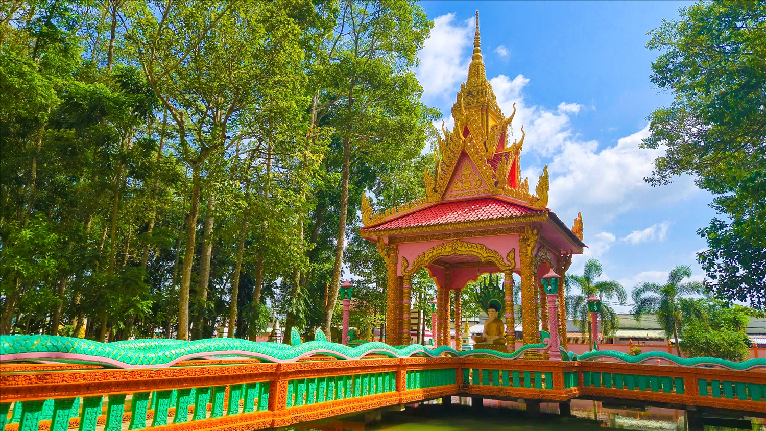 Ngôi chùa Chrôi Tưm Chắs có tuổi đời hơn 500 năm. Chùa không chỉ là nơi tôn vinh đức Phật mà còn là điểm đến để tìm kiếm không gian thanh tĩnh và bình yên. Dưới bóng mát của cây sao, người ta thường ngồi đọc kinh, trẻ em chơi đùa, và người dân địa phương thường tổ chức lễ hội vào các dịp lễ lớn.