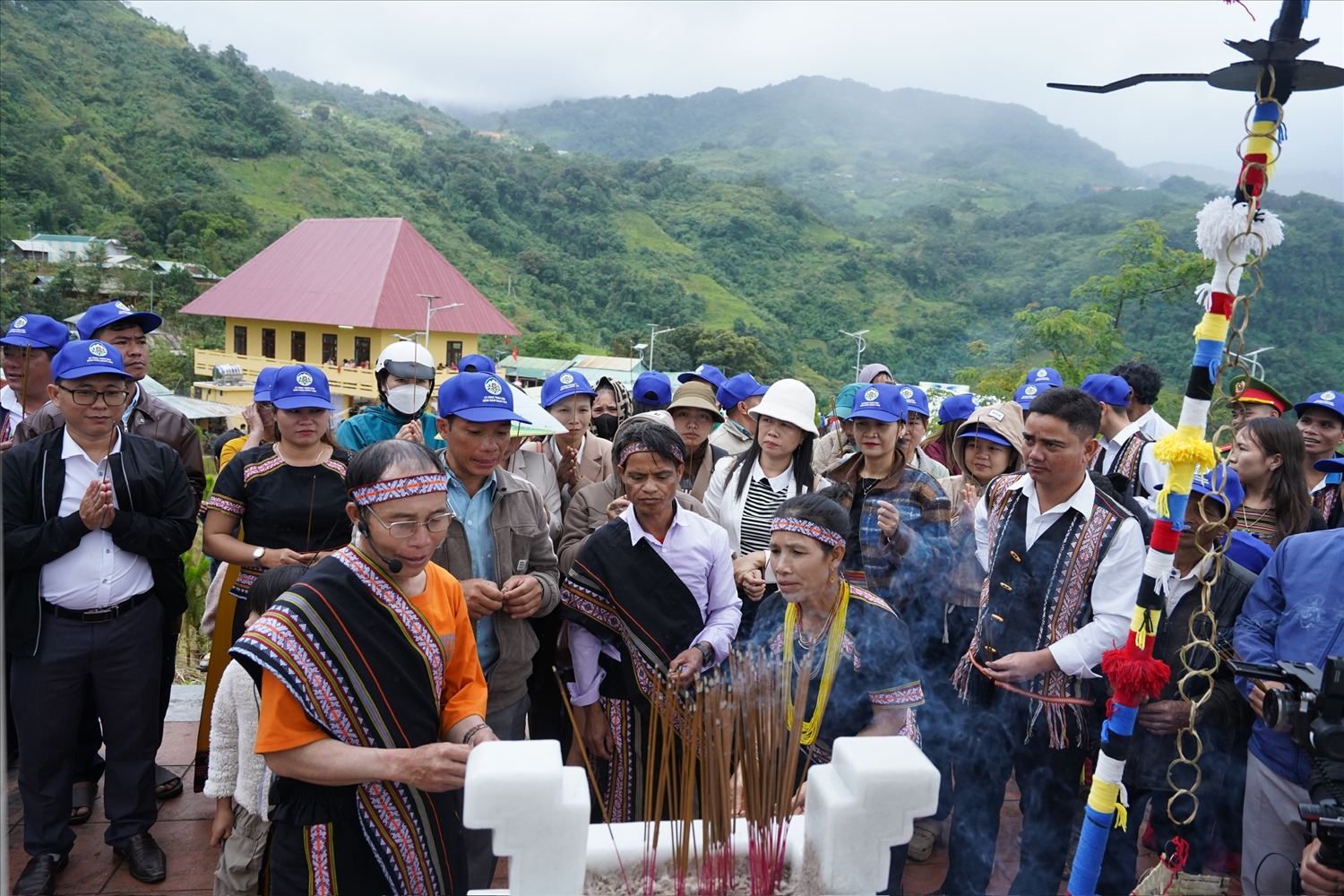 Lễ cúng Thần Sâm ở Trà Linh. (Ảnh Trà Mai).