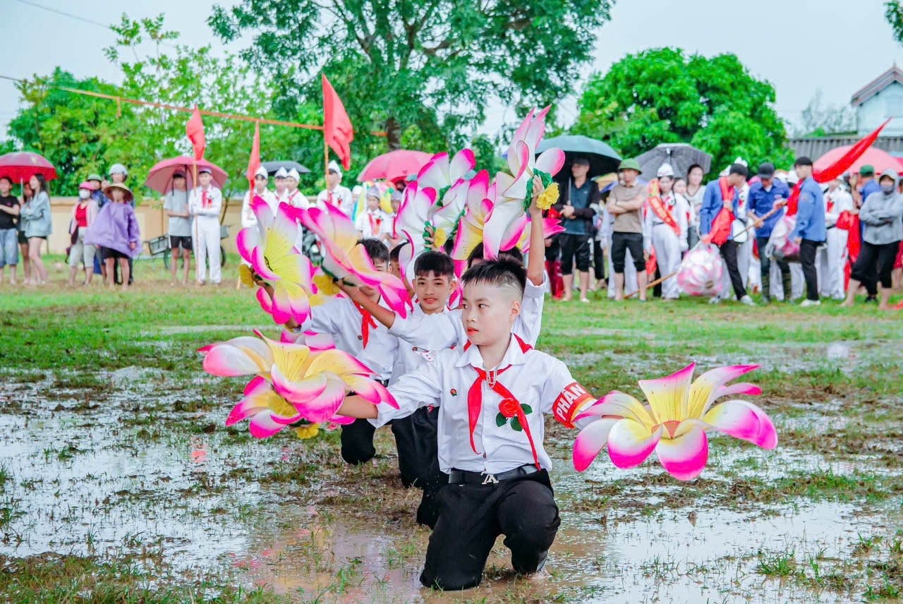 Phía sau những màn trình diễn nghi thức đội là sự cổ vũ nhiệt tình của khán giả - Ảnh: CSCC
