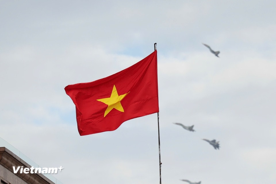 Những chiếc máy bay chao lượn trên bầu trời Hà Nội. (Ảnh: PV/Vietnam+)