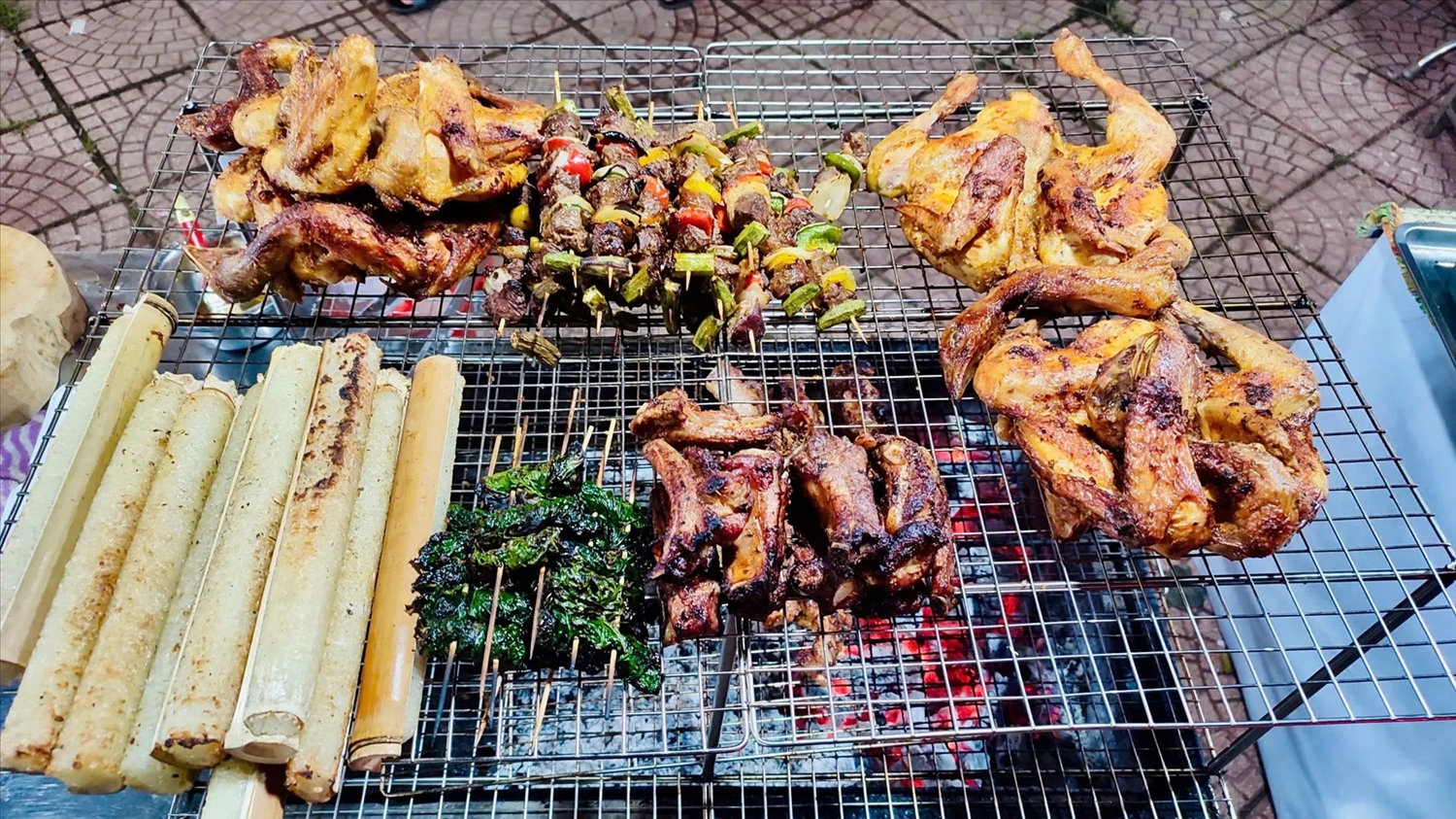 Các món ăn thực truyền thống các dân tộc được giới thiệu, quảng bá tại Tuần lễ Văn hóa, Du lịch và Ẩm thực Đắk Lắk (Ảnh: Lê Hường)