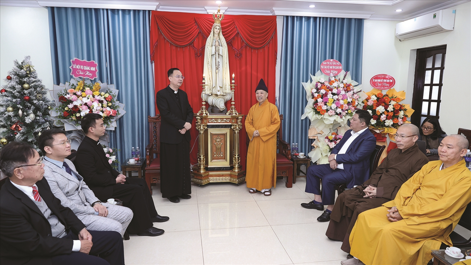 Các chức sắc tôn giáo luôn gương mẫu đồng hành cùng Nhà nước, góp phần xây dựng khối đại đoàn kết dân tộc, tôn giáo. Trong ảnh: Hoà thượng Thích Thanh Quyết, Phó Chủ tịch Hội đồng Trị sự Giáo hội Phật giáo Việt Nam  thăm và chúc mừng Giáo xứ Hòn Gai dịp Giáng sinh