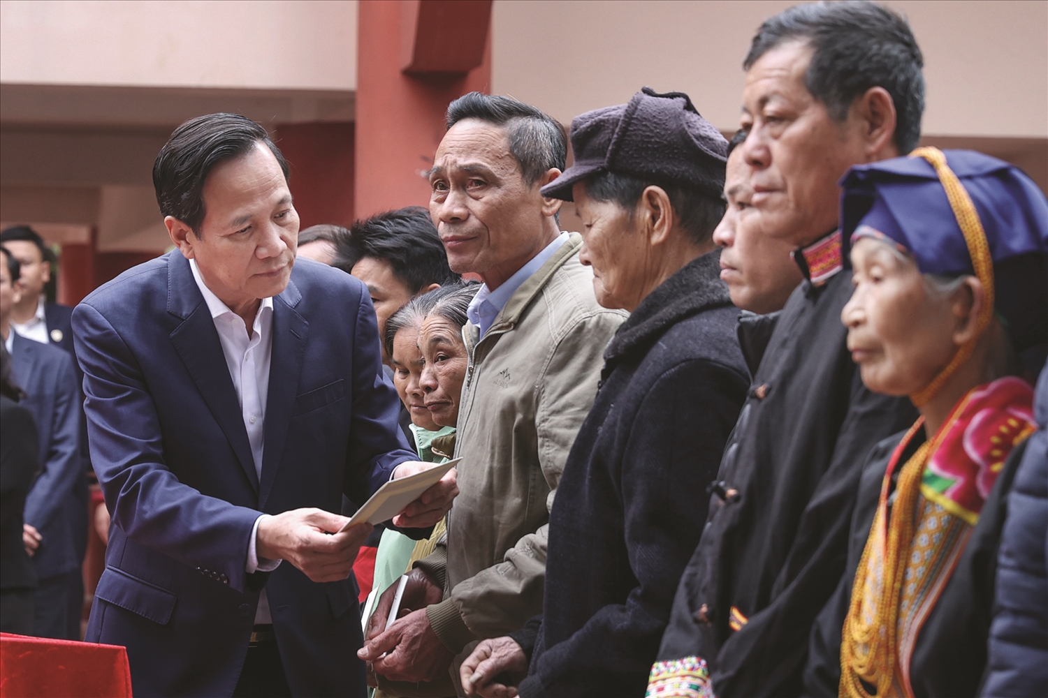 Nhờ chính sách ưu tiên phát triển miền núi, vùng đồng bào các dân tộc ngày càng khởi sắc, đời sống không ngừng cải thiện. Trong ảnh : Bộ trưởng Bộ Dân tộc và Tôn giáo, ông Đào Ngọc Dung cùng Đoàn Đại biểu Quốc Hội đến thăm, tặng quà bà con các dân tộc tại tỉnh Tuyên Quang
