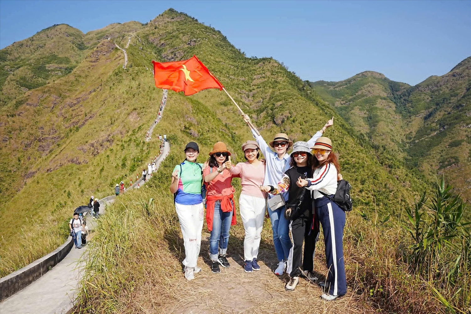 Nhiều đoàn lại tổ chức đi du lịch, check in tại Sống lưng Khủng Long (xã Hoành Mô)