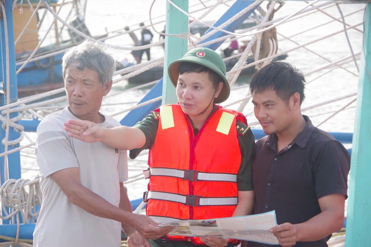 Hình ảnh người lính biên phòng hướng dẫn, phổ biến cho ngư dân