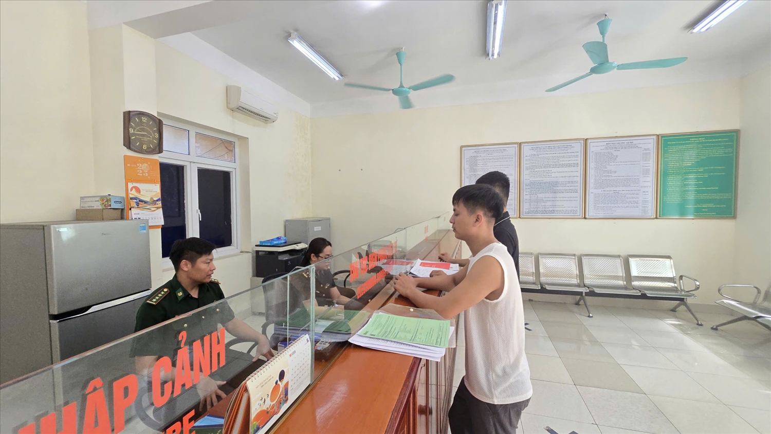 Ngư dân chủ động mang giấy tờ đến trạm biên phòng làm thủ tục theo pháp luật (Ảnh: Mỹ Dung)