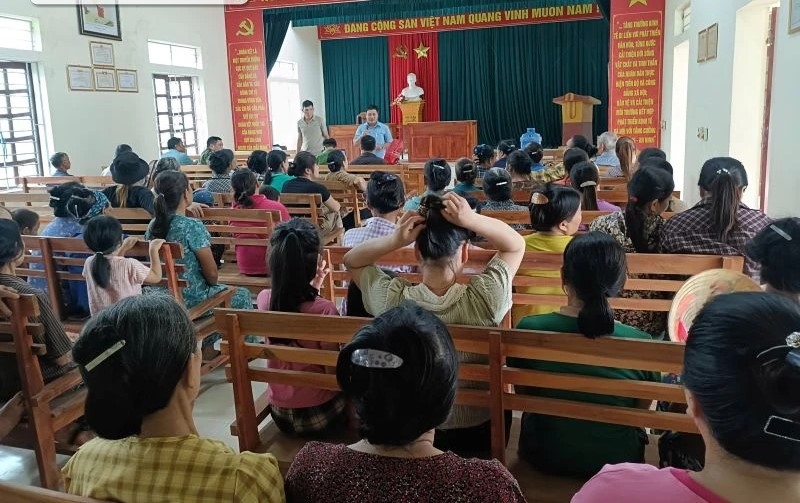 Người dân xã Cẩm Vân đến địa điểm để nhận quà Tết Độc lập. (Ảnh PV)