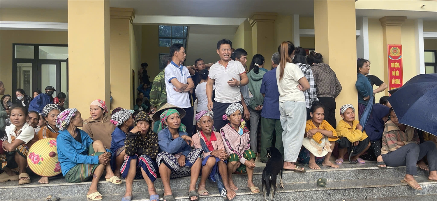 UBND xã Dân Hóa đang quyết tâm hoàn thiện việc cấp phát quà nhân ngày Quốc khánh 2/9 cho đồng bào trong chiều hôm nay 31/8 (Ảnh: Phạm Tiến)