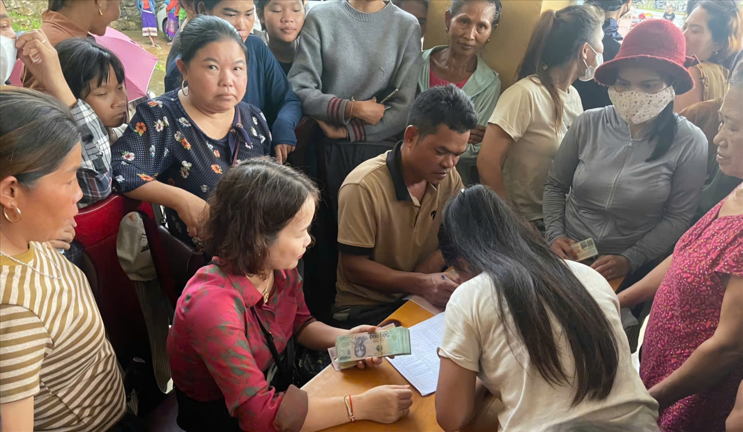 Đồng bào dân tộc Chứt ở bản Y Leng, xã Dân Hóa đang nhận quà nhân dịp Quốc khánh (Ảnh: Phạm Tiến)