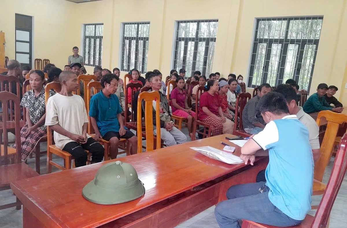 Đồng bào Chứt bản Ón, xã Kim Phú tập trung tại nhà sinh hoạt cộng đồng nhận quà mừng Quốc khánh 2/9 (Ảnh: M.V)