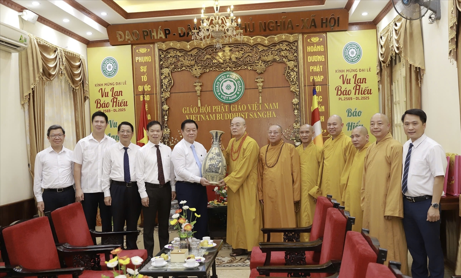 Ủy viên Bộ Chính trị, Bí thư Trung ương Đảng, Trưởng Ban Tuyên giáo và Dân vận Trung ương Nguyễn Trọng Nghĩa và các đại biểu chụp ảnh lưu niệm tại Toà Tổng Giám mục Hà Nội