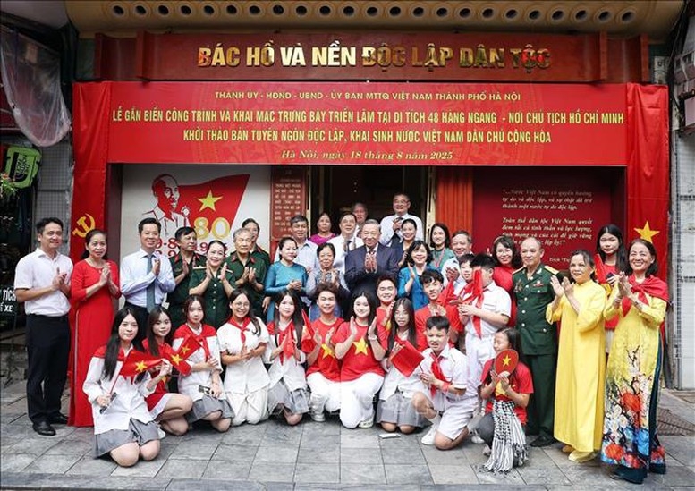 Tổng Bí thư Tô Lâm với cán bộ và Nhân dân phường Hoàn Kiếm. - Ảnh: TTXVN