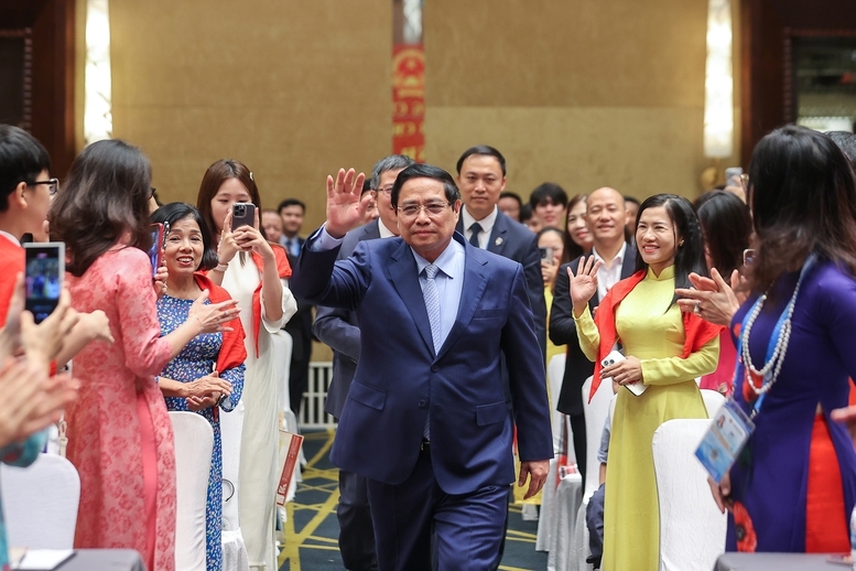 Thủ tướng Phạm Minh Chính gặp gỡ cộng đồng người Việt Nam tại Trung Quốc - Ảnh: VGP/Nhật Bắc