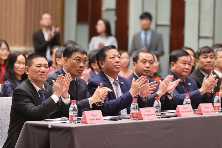 Phó Thủ tướng Hồ Đức Phớc, Phó Chủ tịch Quốc hội Vũ Hồng Thanh, lãnh đạo các bộ, ngành, cơ quan, thành viên đoàn công tác dự buổi gặp mặt - Ảnh: VGP/Nhật Bắc