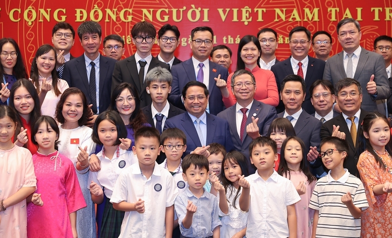 Thủ tướng mong bà con cộng đồng luôn đoàn kết, hoà nhập tốt, các doanh nghiệp người Việt Nam hoạt động ở Trung Quốc chấp hành tốt các quy định của pháp luật sở tại; phát huy tinh thần tự hào dân tộc, đóng góp tích cực vào quan hệ hữu nghị và hợp tác hai nước - Ảnh: VGP/Nhật Bắc