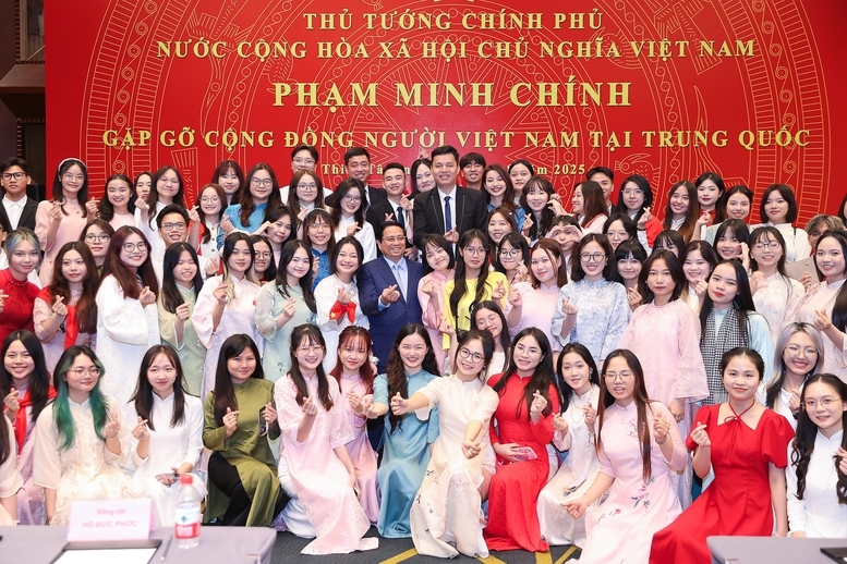 Thủ tướng cho biết đã chỉ đạo các Đại sứ quán triển khai, nhân rộng các mô hình hay, cách làm tốt về dạy tiếng Việt, góp phần để con em chúng ta ở nước ngoài thạo tiếng Việt, gắn bó với quê hương, đất nước, cảm nhận được truyền thống hào hùng trong quá trình xây dựng và bảo vệ Tổ quốc - Ảnh: VGP/Nhật Bắc