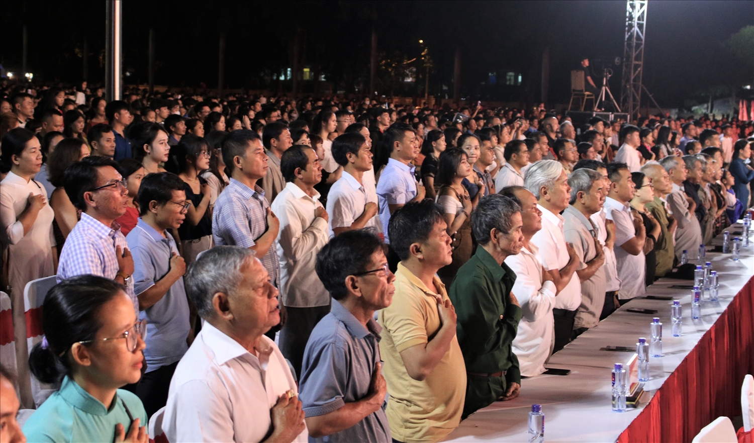 Nhân dân các dân tộc tỉnh Quảng Ngãi tham dự Chương trình nghệ thuật đã đặt tay lên ngực, cùng hát vang Quốc ca và lắng nghe lời Bác Hồ đọc bản Tuyên ngôn độc lập. (Ảnh: Ngọc Chí)