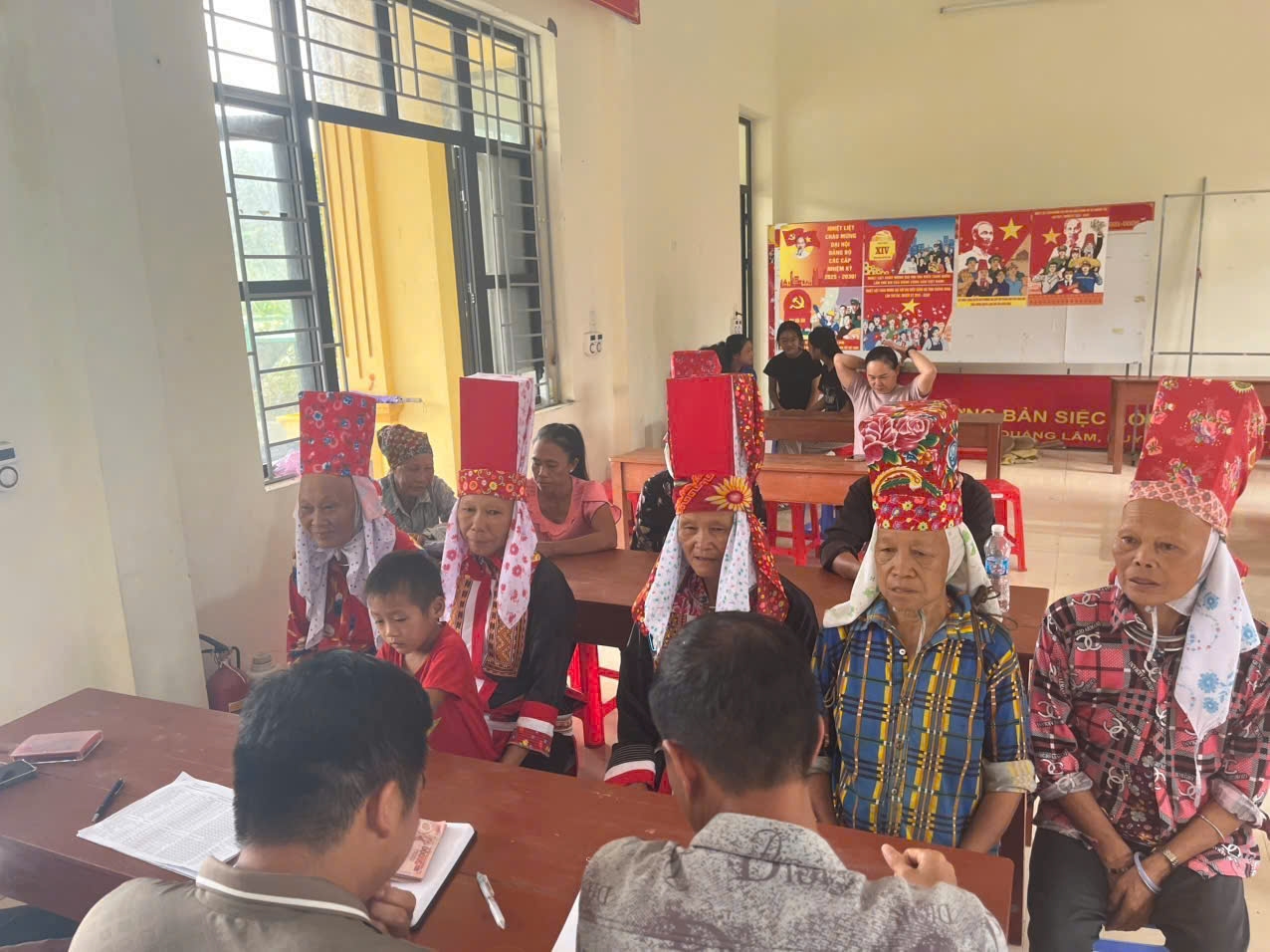 Xã Quảng Tân là một trong những địa phương đầu tiên của tỉnh Quảng Ninh tổ chức cho người dân nhận quà 2/9 trực tiếp tại các nhà văn hóa thôn, bản (Ảnh: Mỹ Dung)
