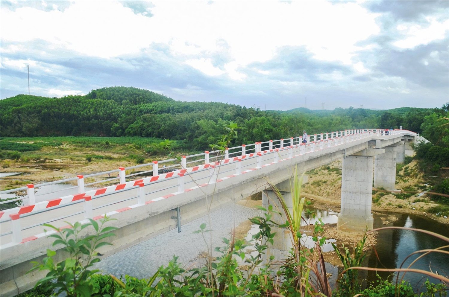 Chiếc cầu mơ ước nối đôi bờ sông Thác Ma của người dân thôn Khe Mương vừa được khánh thành