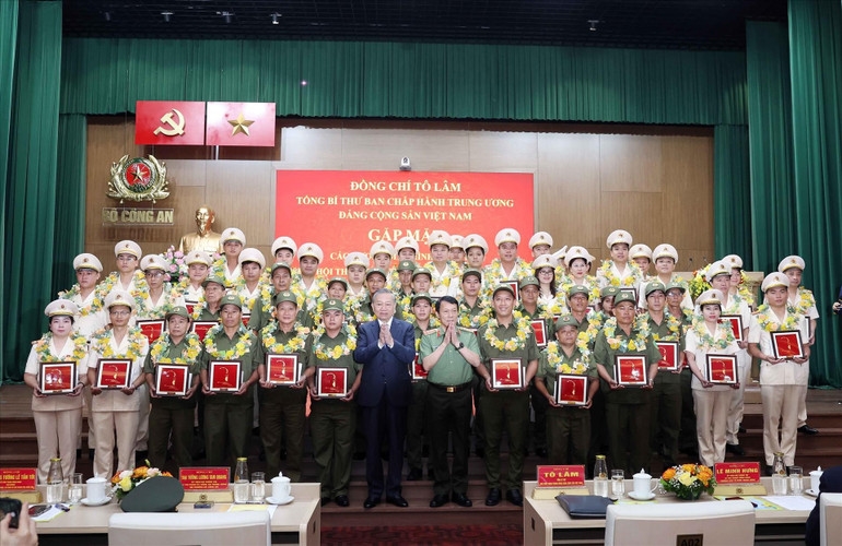 Tổng Bí thư Tô Lâm với các điển hình tiên tiến trong Công an nhân dân và lực lượng bảo vệ an ninh trật tự ở cơ sở. (Ảnh: THỐNG NHẤT/TTXVN) 