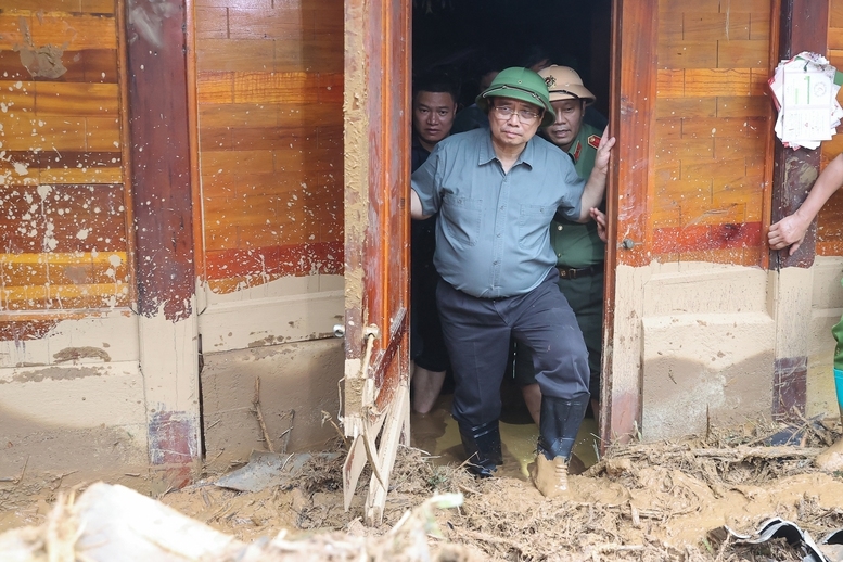 Chiều 3/8, Thủ tướng Phạm Minh Chính tới hiện trường các xã thiệt hại nặng nề do mưa lũ, sạt lở đất tại tỉnh Điện Biên - Ảnh: VGP/Nhật Bắc
