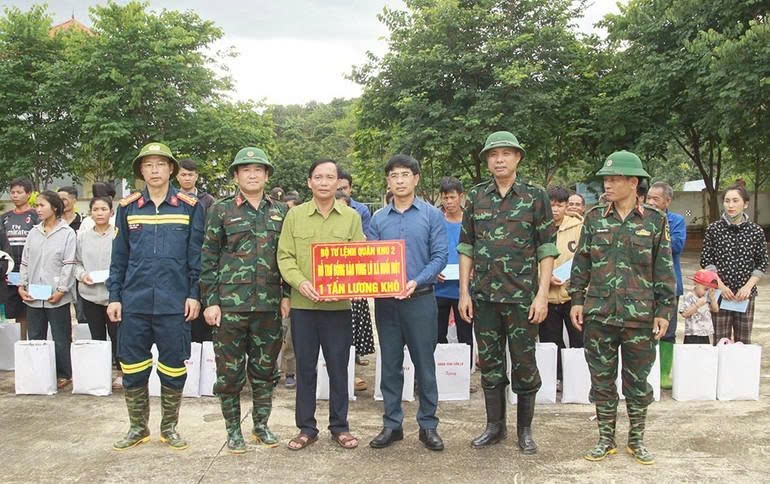 Bộ Tư lệnh Quân khu 2 hỗ trợ 2 tấn lương khô cho các xã Chiềng Sơ và Huổi Một. Ảnh: ITN
