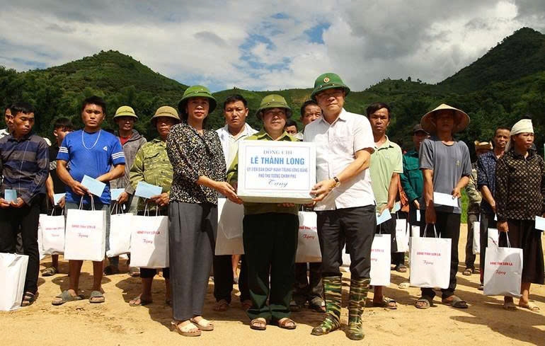 Phó Thủ tướng Lê Thành Long tặng quà hỗ trợ cho xã Chiềng Sơ và người dân tại các bản. Ảnh: ITN