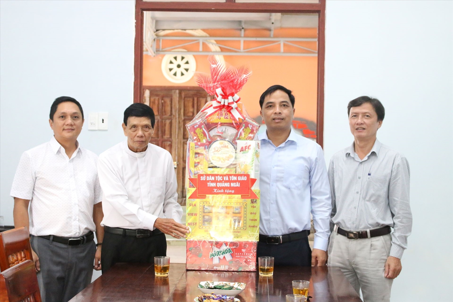 Lãnh đạo Sở Dân tộc và Tôn giáo tỉnh Quảng Ngãi tặng quà cho Linh mục Đỗ Hiệu – Giáo xứ Tân Phát, xã Đăk Rơ Wa. (Ảnh: Ngọc Chí)