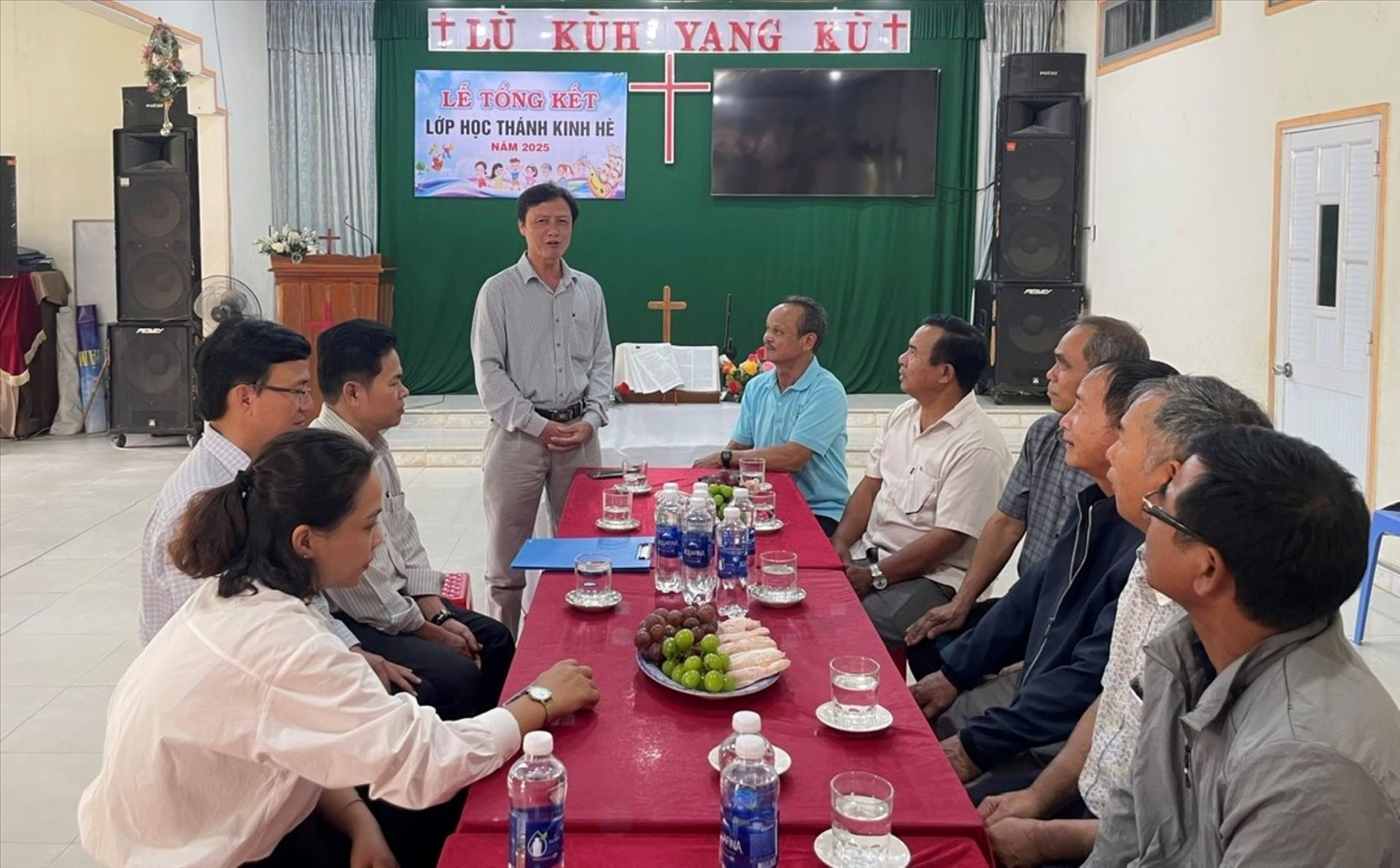 Lãnh đạo Sở Dân tộc và Tôn giáo tỉnh Quảng Ngãi thăm Mục sư A Héo – Ủy viên Ban Trị sự Tổng hội Hội truyền giáo cơ đốc Việt Nam - Quản nhiệm Hội thánh Đăk Glei. (Ảnh: Ngọc Chí)