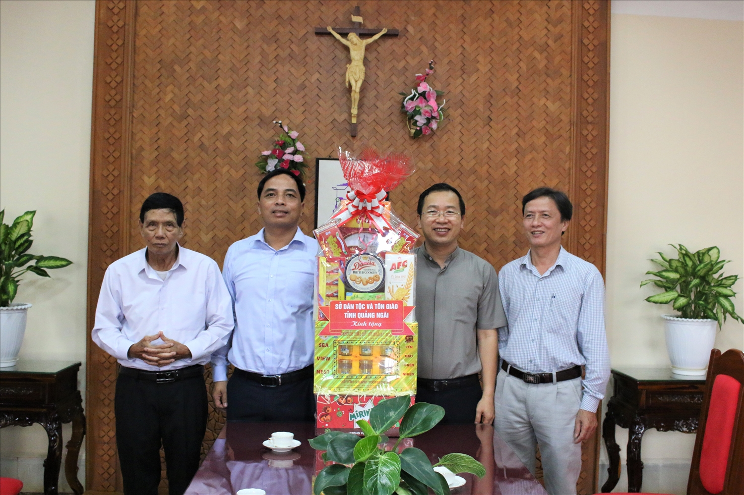 Lãnh đạo Sở Dân tộc và Tôn giáo tỉnh Quảng Ngãi thăm, tặng quà Tòa Giám mục Kon Tum. (Ảnh: Ngọc Chí)