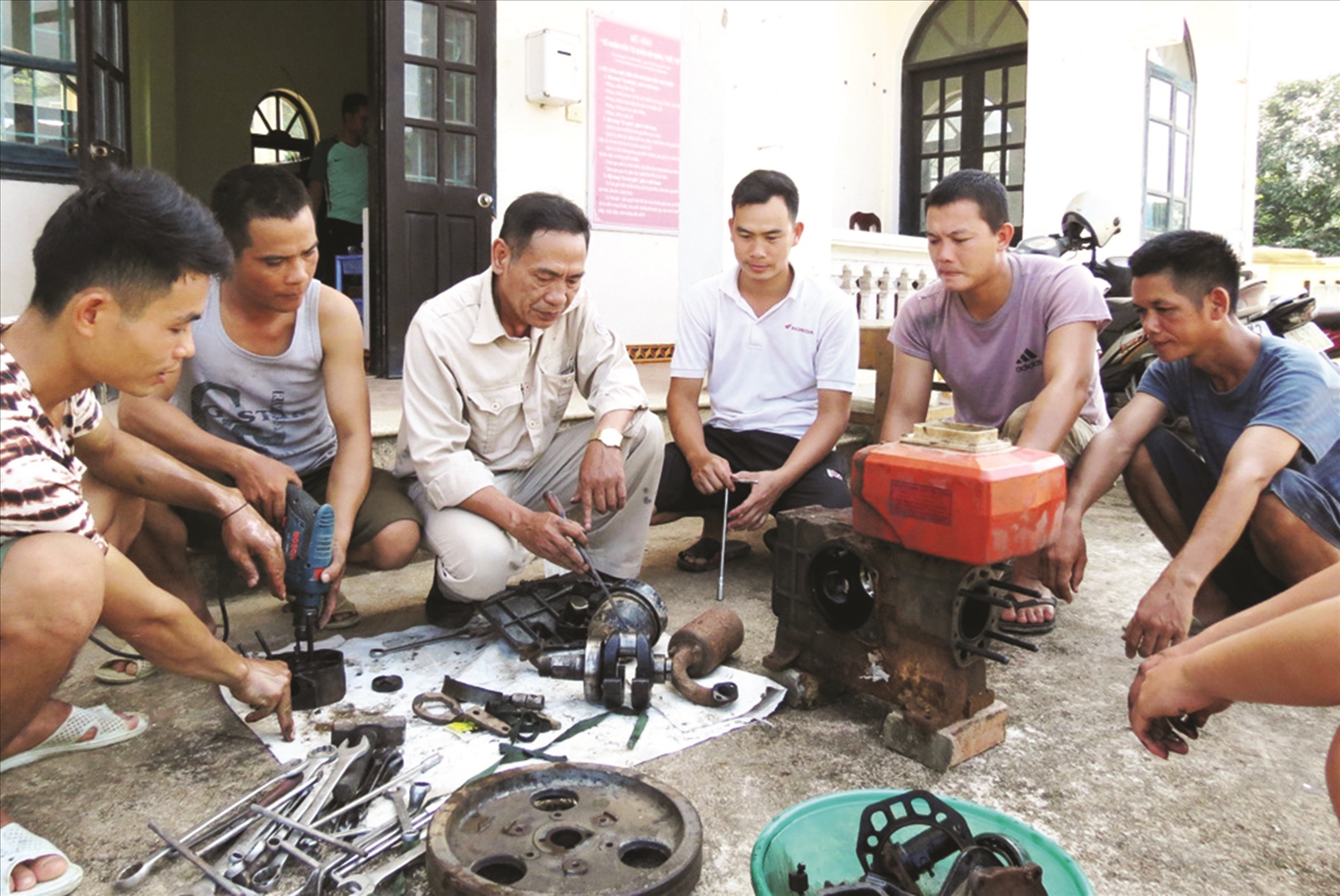Lớp đào tạo nghề sửa chữa máy nông nghiệp cho lao động nông thôn thu hút đông học viên tham gia
