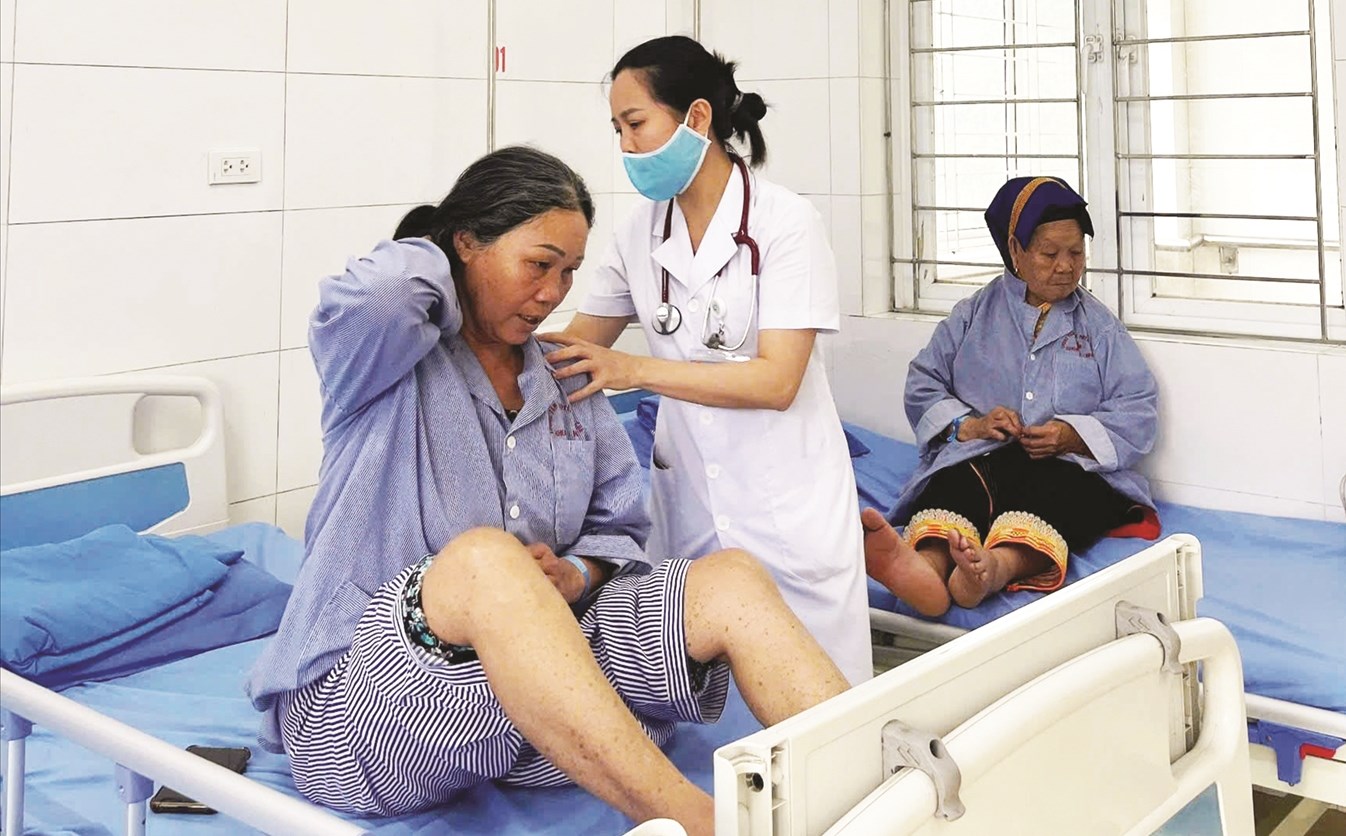 Bác sĩ Triệu Bích Duyên, Trung tâm Y tế Ba Chẽ, tỉnh Quảng Ninh đang khám cho bệnh nhân