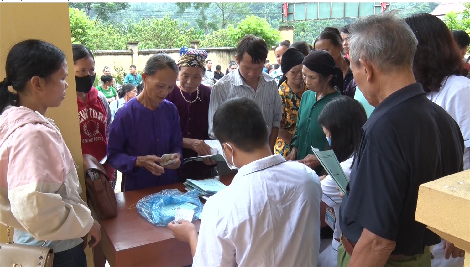 Người dân vùng cao được khám chữa bệnh, tiếp cận với các dịch vụ y tế cơ bản