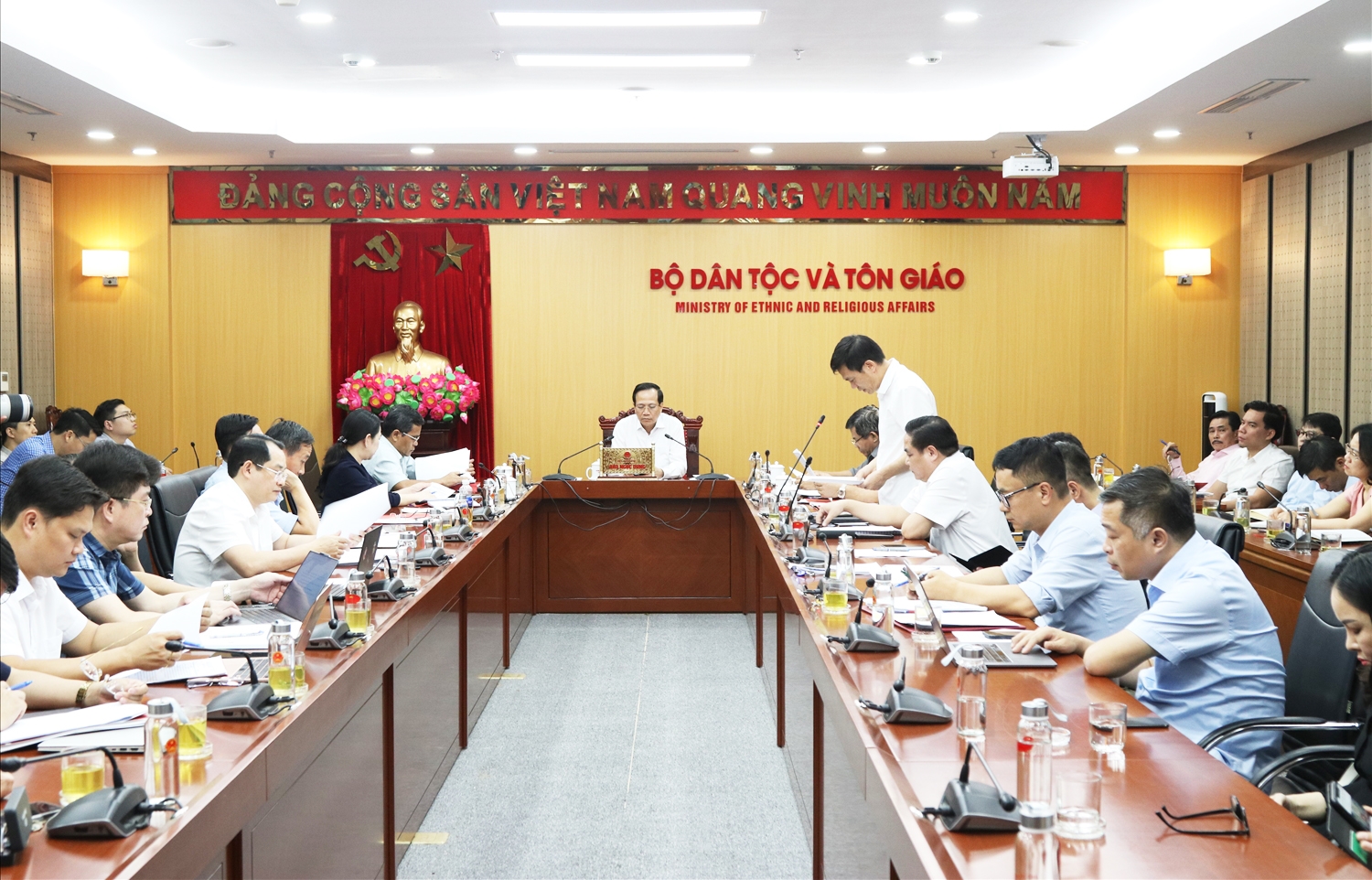 Quang cảnh cuộc họp