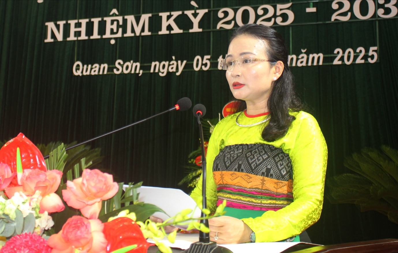  Bà Lương Thị Hạnh, Tỉnh ủy viên, Bí thư Đảng ủy xã Quan Sơn phát biểu nêu rõ mục tiêu sẽ số hóa toàn bộ hoạt động của xã trong nhiệm kỳ 2025 - 2030. (Ảnh: Quỳnh Trâm)