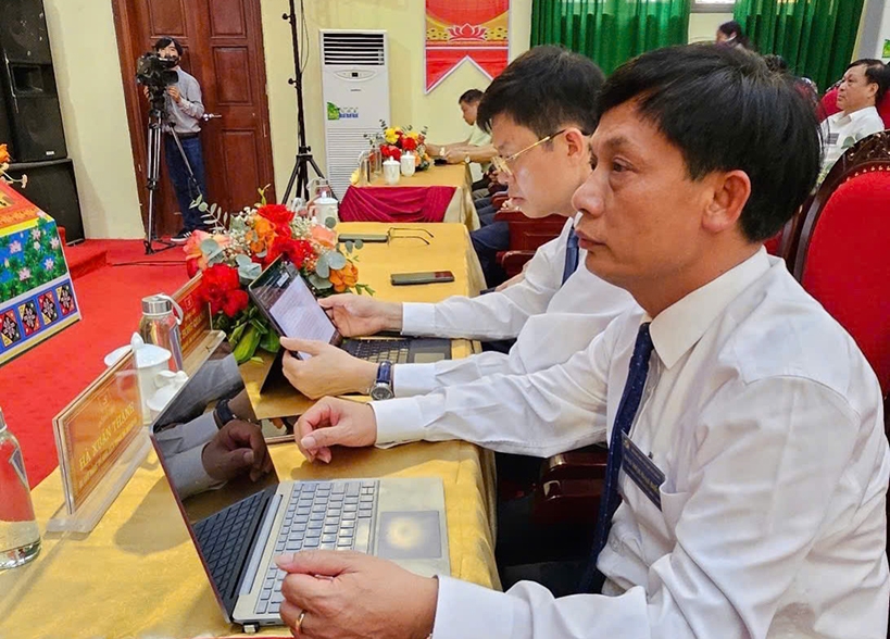 Tất cả tài liệu, văn kiện tại Đại hội được tích hợp trên máy tính bảng, điện thoại. (Ảnh:Quỳnh Trâm)