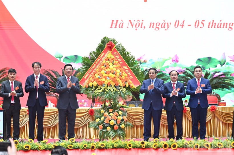Bí thư Đảng ủy Chính phủ, Thủ tướng Chính phủ Phạm Minh Chính tặng hoa chúc mừng Đại hội đại biểu Đảng bộ Bộ Xây dựng lần thứ I, nhiệm kỳ 2025 - 2030. (Ảnh: Trần Hải) 