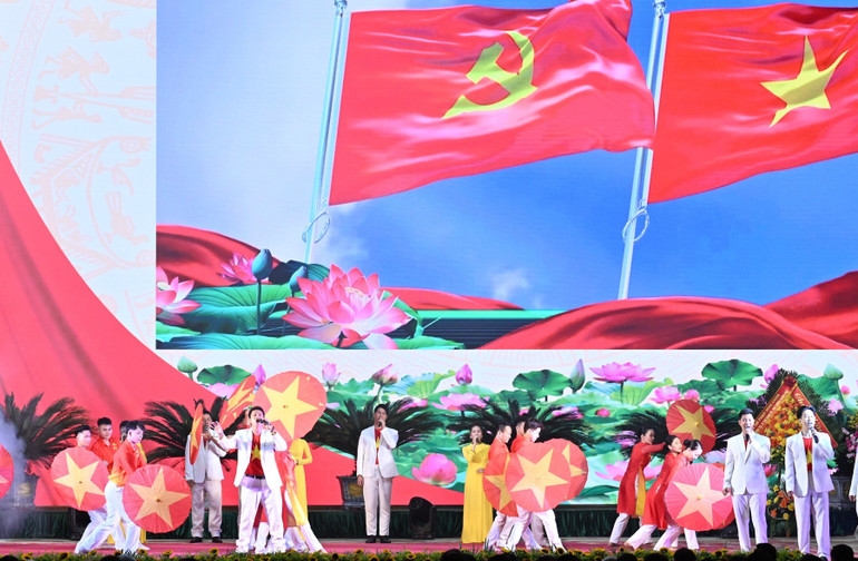 Một tiết mục văn nghệ được biểu diễn chào mừng Đại hội đại biểu Đảng bộ Bộ Xây dựng. (Ảnh: Trần Hải) 