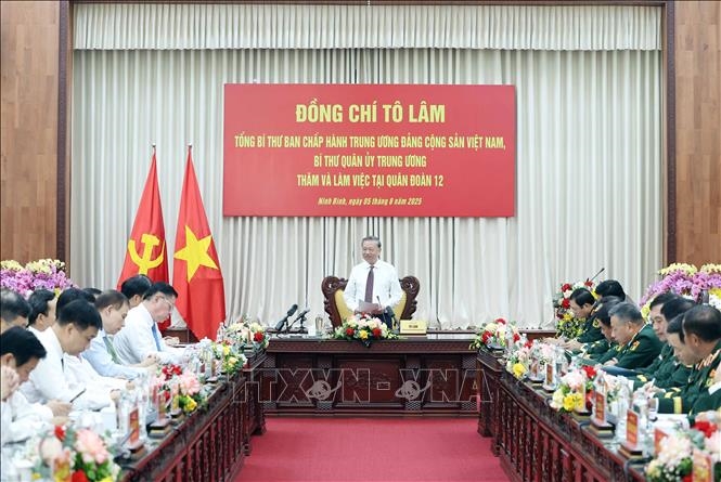 Tổng Bí thư nhấn mạnh: Quân đoàn 12 cần giữ gìn và phát huy hơn truyền thống của Quân đoàn, của Quân đội nhân dân Việt Nam trong giai đoạn cách mạng mới - Ảnh: TTXVN