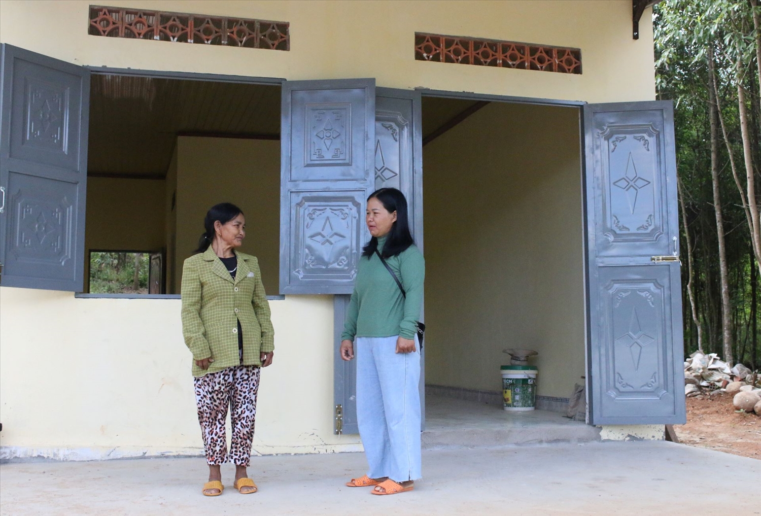 Chính quyền sát cơ sở và đảng viên bám hộ là yếu tố cốt lõi làm nên sự thành công trong công tác xóa nhà tạm, nhà dột nát ở tỉnh Quảng Ngãi. (Ảnh: Ngọc Chí)
