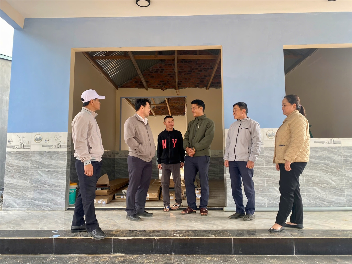 Quá trình xóa nhà tạm, chính quyền các xã của tỉnh Quảng Ngãi luôn sát cơ sở để kịp thời giải quyết những khó khăn, vướng mắc của các hộ được hỗ trợ. (Ảnh: Ngọc Chí)