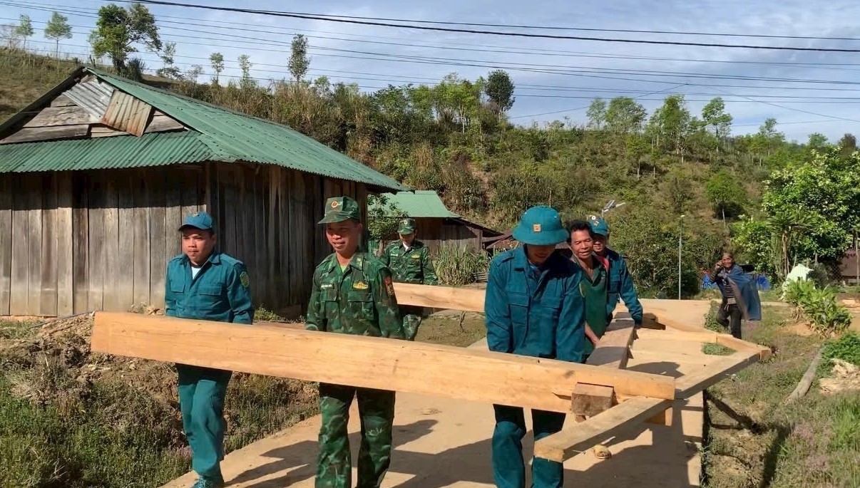 Trong quá trình xóa nhà tạm, nhà dột nát, tỉnh Quảng Ngãi đã huy động hàng trăm nghìn ngày công của các lực lượng và cộng đồng thôn giúp người nghèo xây dựng nhà. (Ảnh: Ngọc Chí)